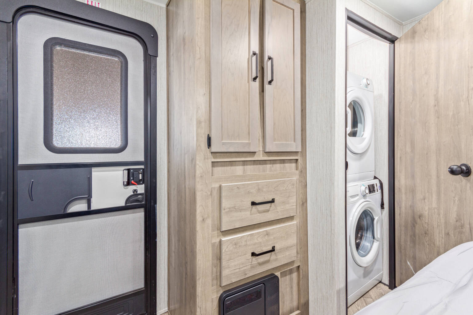 Lynx Rv 1 Bedroom, 1 Bath 29-Foot RV Lynx | RV Rental Housing